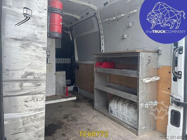 Lyftplattform Renault Master 145.35 nacelle