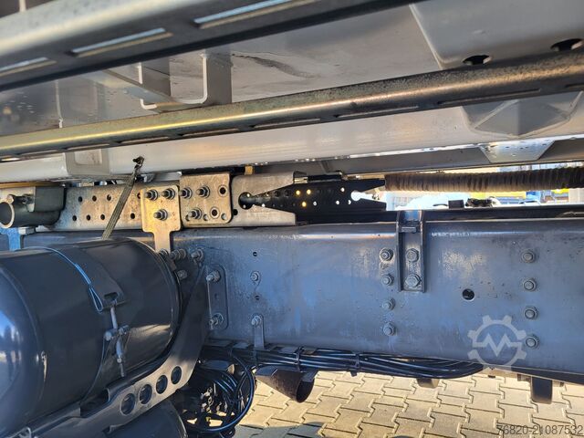 Vuilniswagen SCANIA P320