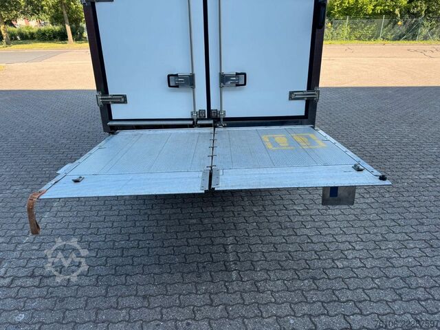 Koelwagen met geïsoleerde laadbak IVECO Daily 35S16 Tiefkühlkoffer mit Ladebordwand