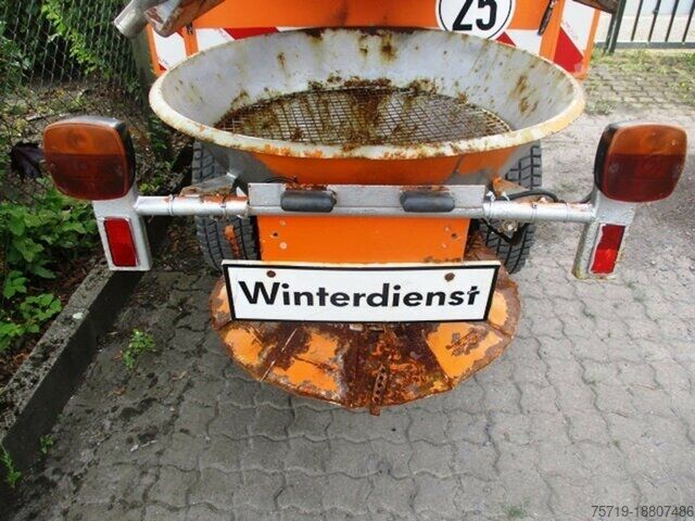 Veegmachine Hako Trac 4000 Winterdienst Schneepflug + Streuer