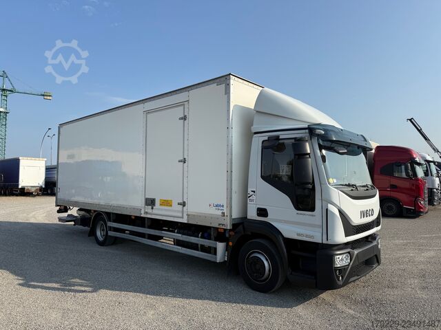 Camión con caja y plataforma elevadora retráctil iveco eurocargo