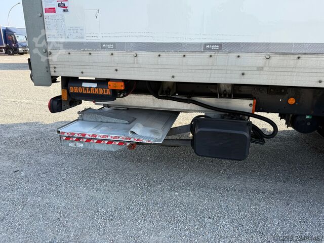 Camión con caja y plataforma elevadora retráctil iveco eurocargo