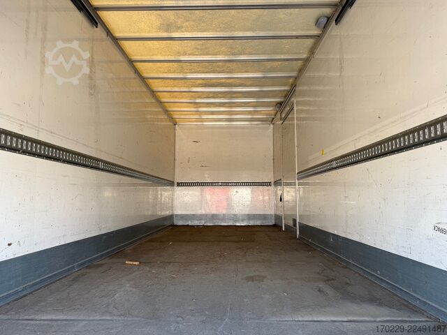 Camión con caja y plataforma elevadora retráctil iveco eurocargo