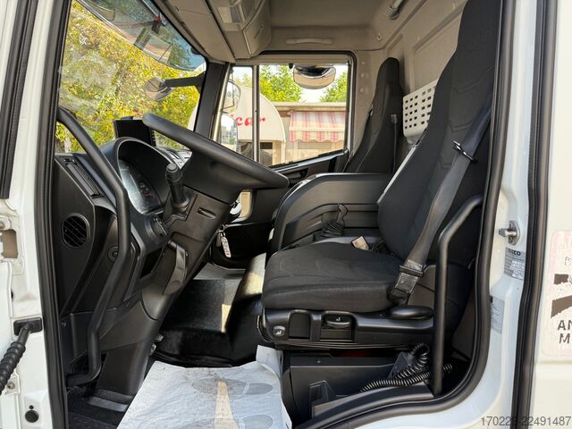 Camión con caja y plataforma elevadora retráctil iveco eurocargo
