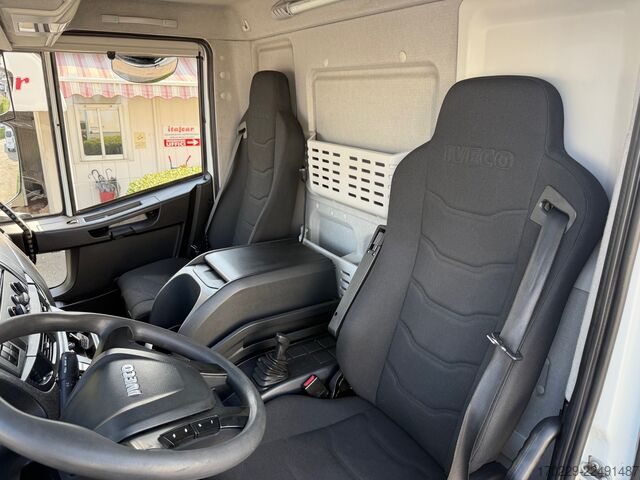Camión con caja y plataforma elevadora retráctil iveco eurocargo