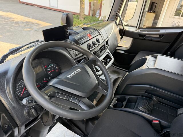 Camión con caja y plataforma elevadora retráctil iveco eurocargo