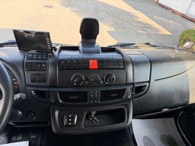 Camión con caja y plataforma elevadora retráctil iveco eurocargo