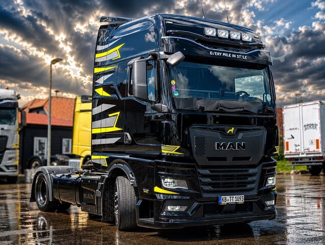 Zapreminski vučni traktor MAN TGX 18.520 LL SA Mega, "LONEWOLF"