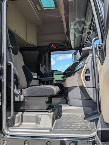 Zapreminski vučni traktor MAN TGX 18.520 LL SA Mega, "LONEWOLF"