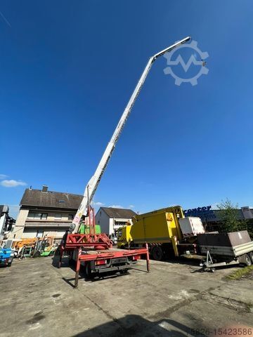 Camion équipé d'une grue MERCEDES-BENZ 817 Dachdeckerkran Klaas 28 M Fernbedienung