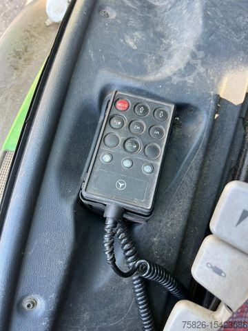 Camion équipé d'une grue MERCEDES-BENZ 817 Dachdeckerkran Klaas 28 M Fernbedienung