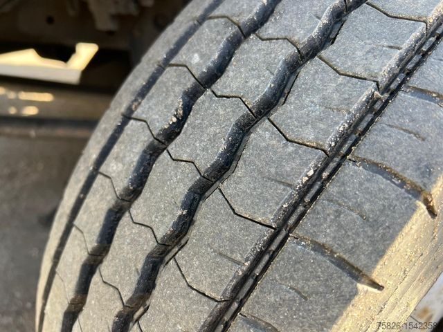 Camion équipé d'une grue MERCEDES-BENZ 817 Dachdeckerkran Klaas 28 M Fernbedienung