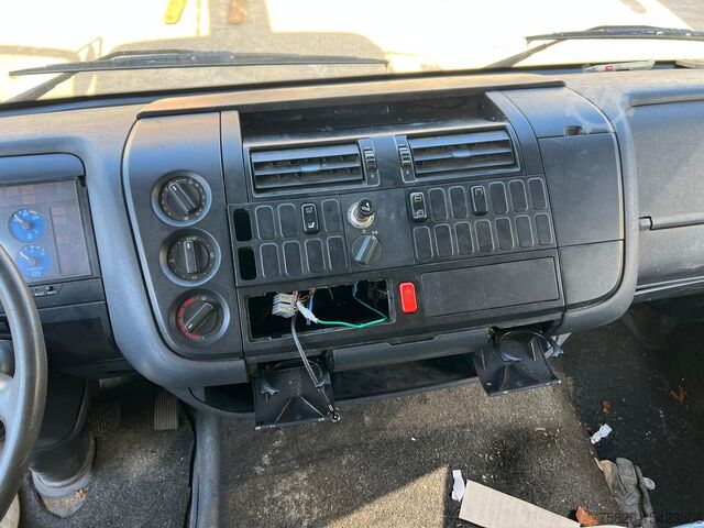 Furgón con grúa montada sobre camión MERCEDES-BENZ 817 Dachdeckerkran Klaas 28 M Fernbedienung