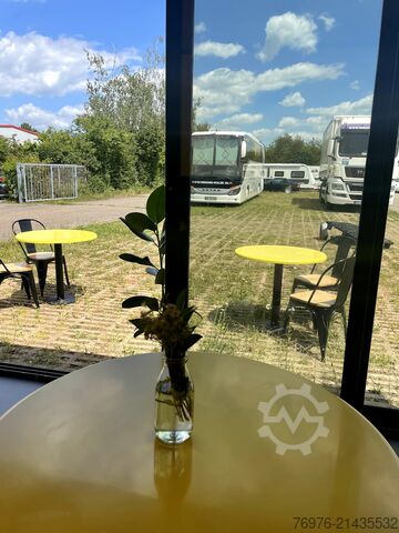 Mașină de vending/ camion de alimente Other Container mit Sitzmöglichkeiten