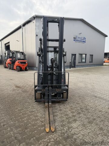 Chariot élévateur électrique à 3 roues Linde E16L-02