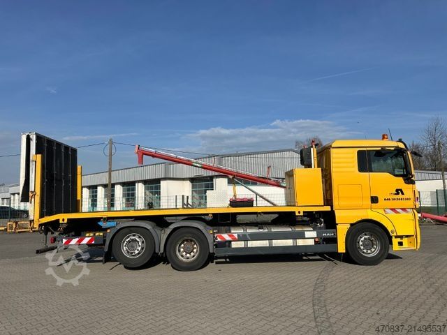 Camión portacoches MAN TGX 26.360 / BaumaschinenTransport / 9 to Rampen