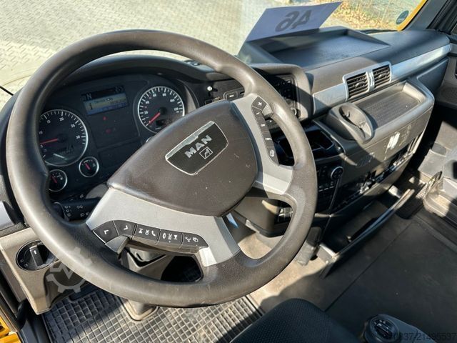 Camión portacoches MAN TGX 26.360 / BaumaschinenTransport / 9 to Rampen