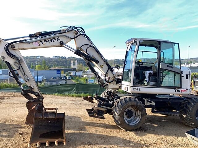 Mobilbagger Terex TW110 with two-piece offset boom and 3 buckets