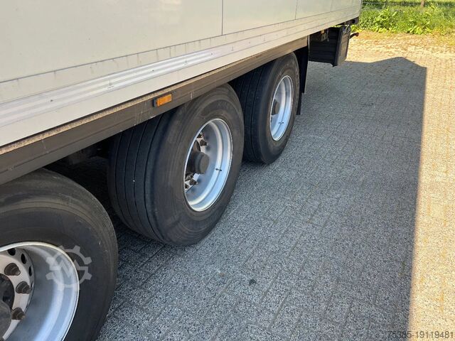 Gekoeld/bevroren transport Krone Carrier vector NL trailer 8850 engine hours