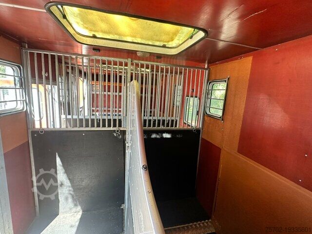 Kreaturvogn Mercedes-Benz Actros 18360 Niehoff 4 Pferde und Wohnung