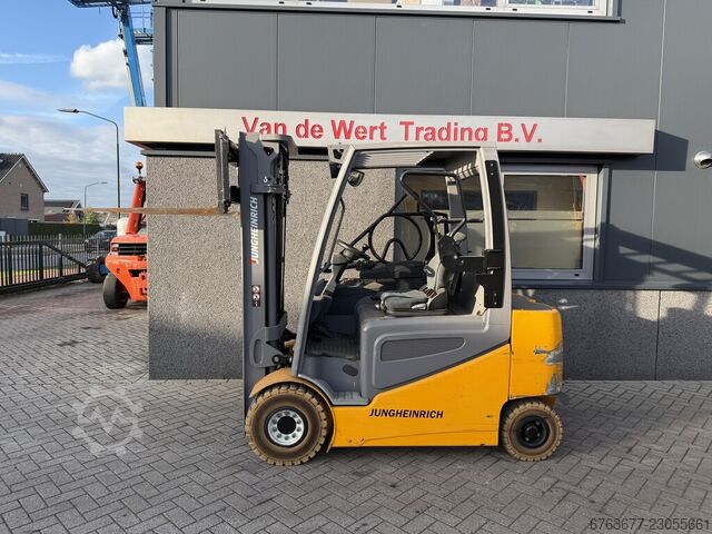 Jungheinrich EFG425S Triplo 500 Freelift / Sideshift / 4e Functie Elektrisch 2016 JUNGHEINRICH EFG425S Triplo 500 Freelift / Sideshift / 4e Funct