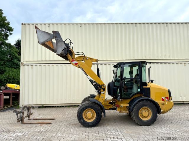 Wiellader CATERPILLAR 907M / 2018 BJ / Schaufel + Gabel