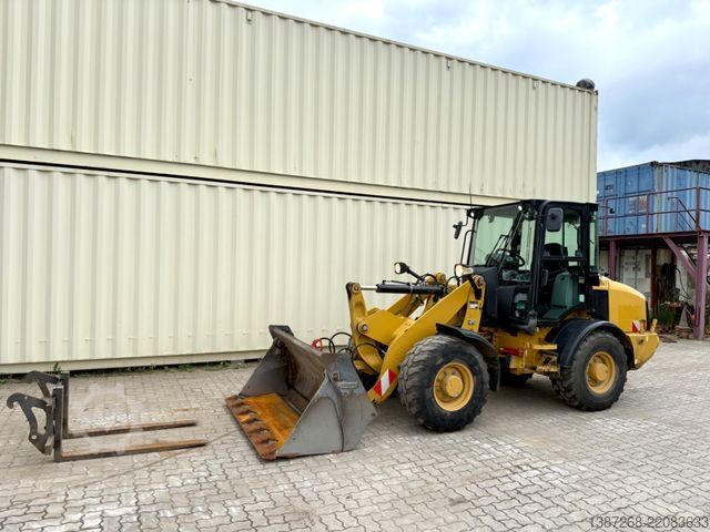 Wiellader CATERPILLAR 907M / 2018 BJ / Schaufel + Gabel