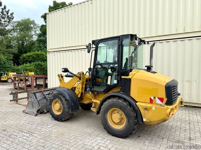 Wiellader CATERPILLAR 907M / 2018 BJ / Schaufel + Gabel