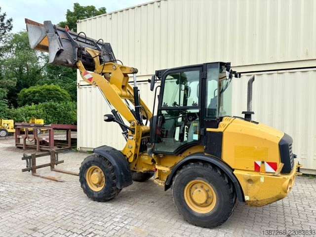 Wiellader CATERPILLAR 907M / 2018 BJ / Schaufel + Gabel
