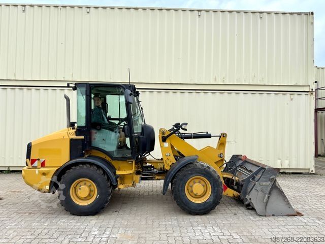 Wiellader CATERPILLAR 907M / 2018 BJ / Schaufel + Gabel