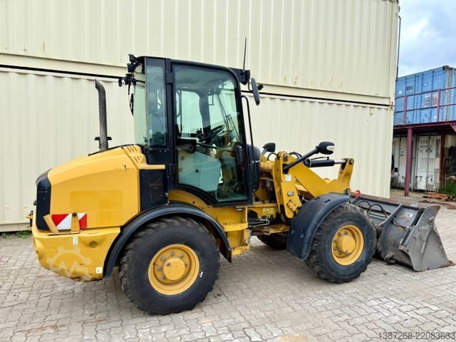 Wiellader CATERPILLAR 907M / 2018 BJ / Schaufel + Gabel