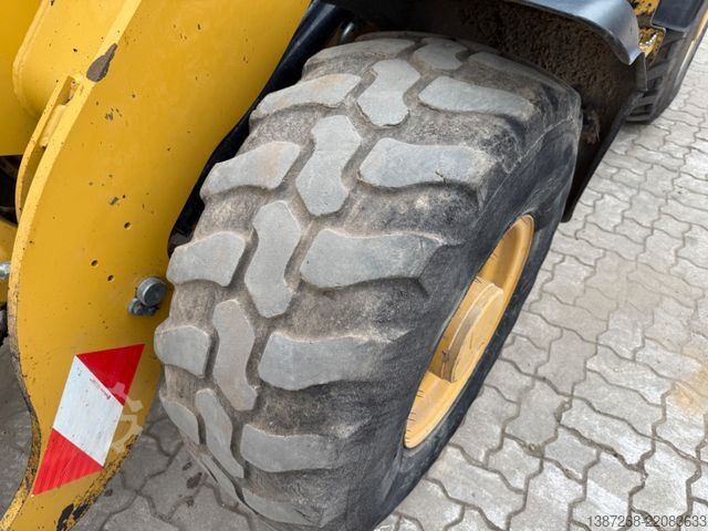 Wiellader CATERPILLAR 907M / 2018 BJ / Schaufel + Gabel