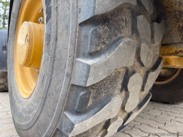 Wiellader CATERPILLAR 907M / 2018 BJ / Schaufel + Gabel