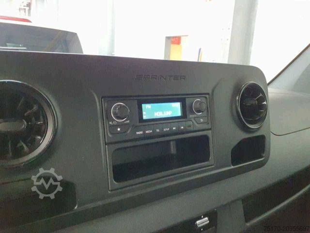 Fourgon tôlé MERCEDES-BENZ eSprinter 312 DHL Regal KEP-Ausbau