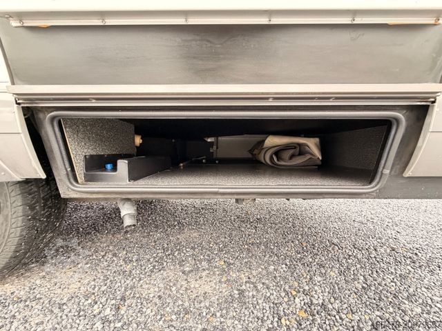 Kamper zintegrowany HYMER/ERIBA B 654 *Festbett-Hubbett-Automatik-2xKlima*