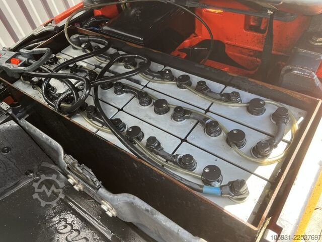 Empilhador eléctrico de 3 rodas Linde E12-02