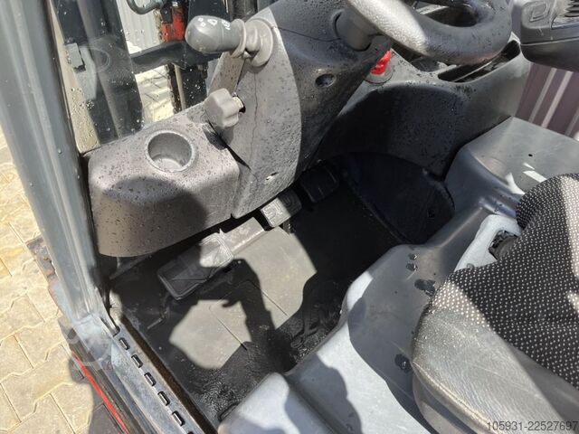 Empilhador eléctrico de 3 rodas Linde E12-02