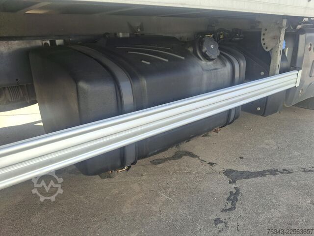 Kamion sa ravnom platformom i ceradom RENAULT D12-240 - E6