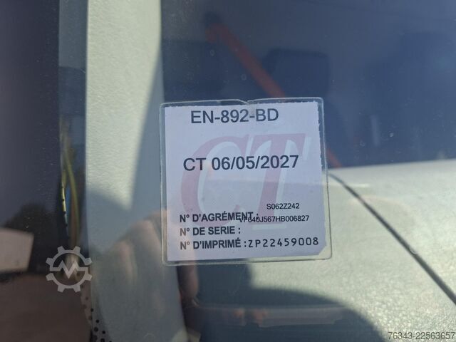 Kamion sa ravnom platformom i ceradom RENAULT D12-240 - E6