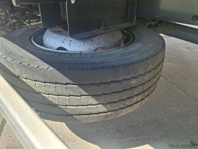 Kamion sa ravnom platformom i ceradom RENAULT D12-240 - E6
