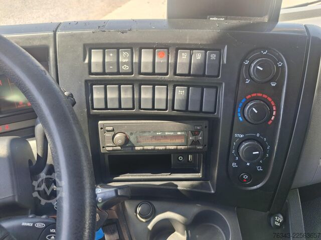 Kamion sa ravnom platformom i ceradom RENAULT D12-240 - E6
