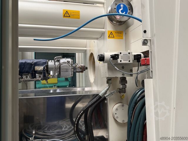 Injection molding machine KraussMaffei KM 250-1000 CX m. 2 Robots