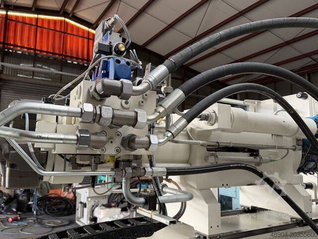 Injection molding machine KraussMaffei KM 250-1000 CX m. 2 Robots