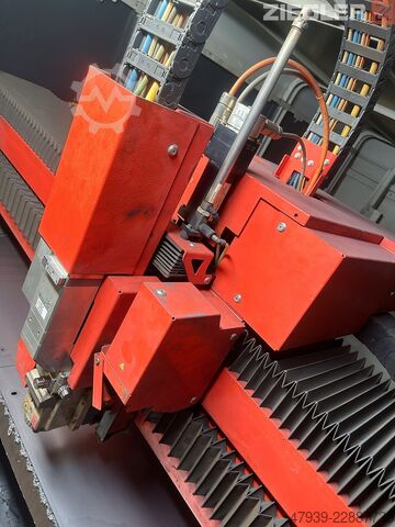 Macchina per il taglio laser con sistema di carico/scarico Bystronic BySprint Fiber 3015 4 kW + ByTrans 3015