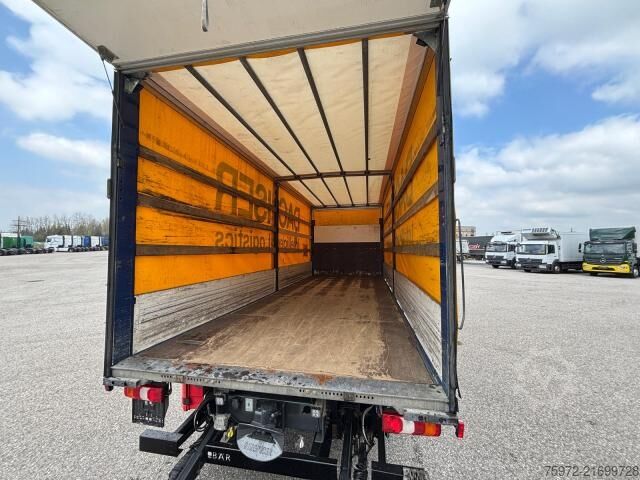 Camion cu platformă și prelată Mercedes-Benz Atego 1530