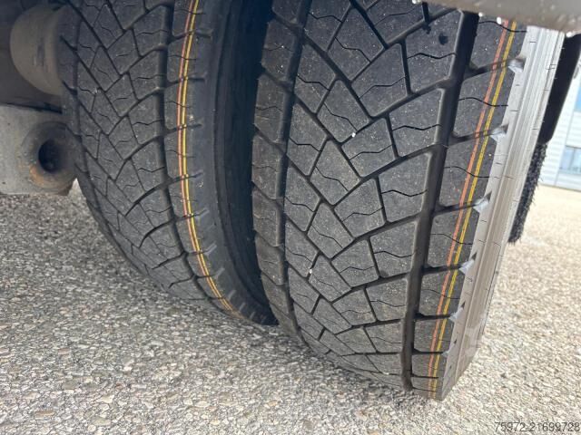 Camion cu platformă și prelată Mercedes-Benz Atego 1530