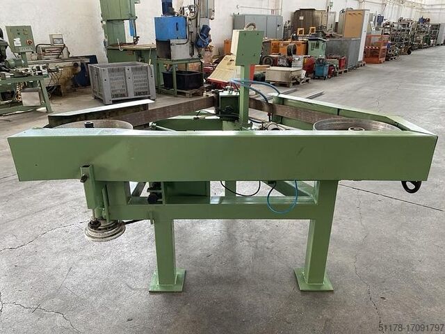 Triangular belt sander, with feed