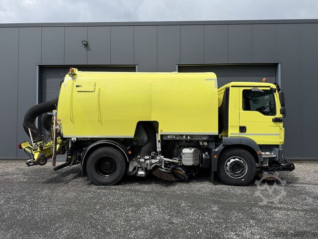 Veegmachine MAN 18.250 Nothelfer Kobit K7 HD und Flächensaugung