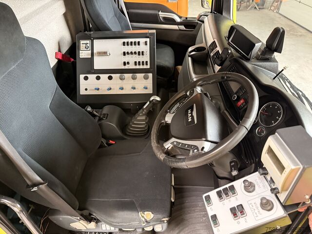 Veegmachine MAN 18.250 Nothelfer Kobit K7 HD und Flächensaugung