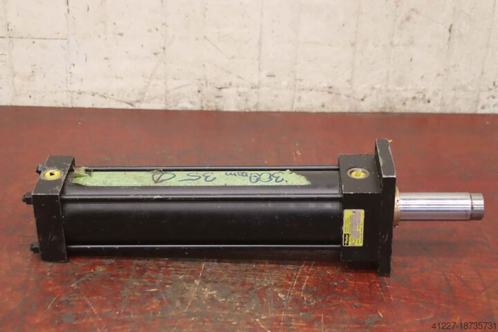 Hydraulische cilinder Parker J-3LRLS33M  Hub 300 mm